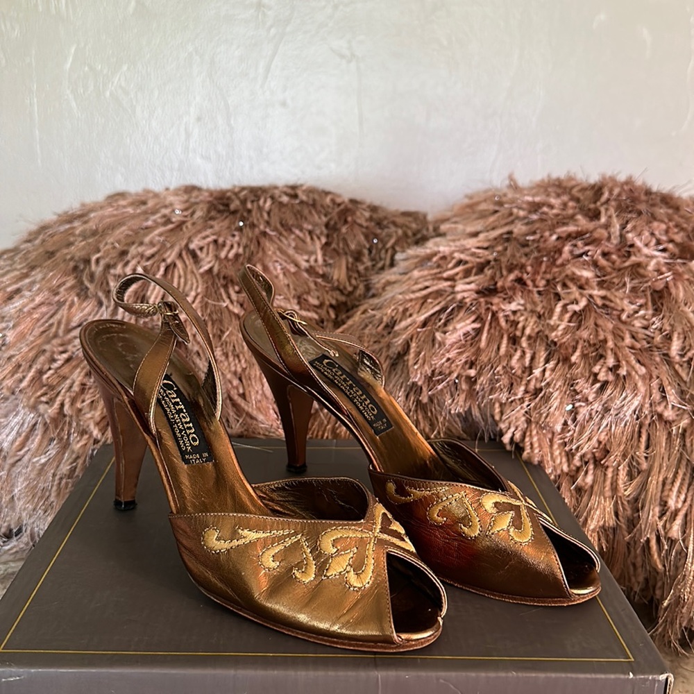 Andrea Carrano Italian made vintage sling back pumps.